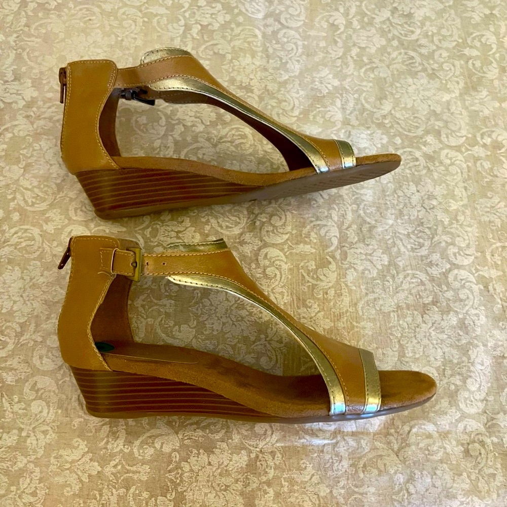 ✅🆕 Aerosoles heel test tan with gold trim sandel/ shoes - Picture 6 of 12